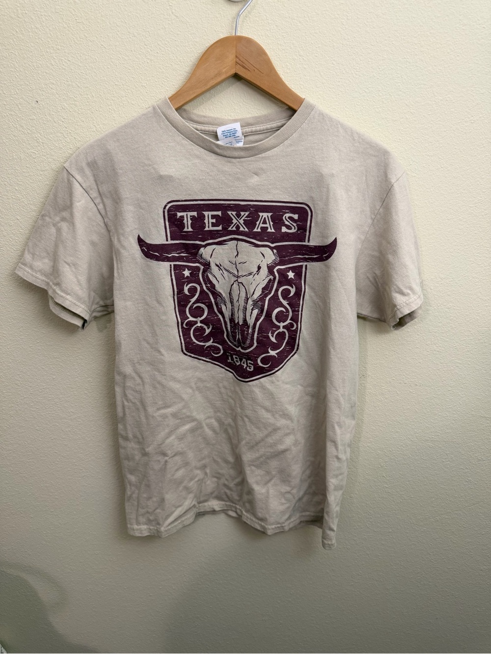 Delta Beige Short-Sleeve Crewneck Tee with Maroon Texas Skull Graphic